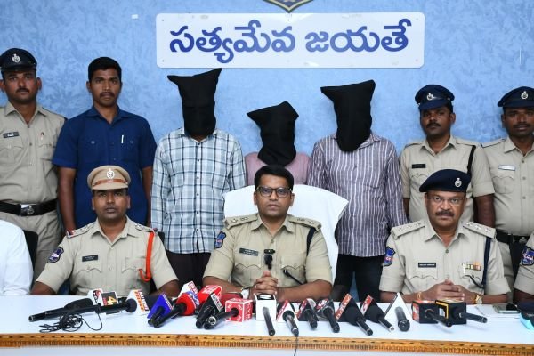అంతర్రాష్ట్ర గంజాయి అక్రమ రవాణా ముఠా పట్టివేత  --1.4 కిలోల గంజాయి, స్కూటీ, మూడు మొబైల్ ఫోన్లు, రూ.7,000 నగదు స్వాధీనం –మక్తల్ లో ముగ్గురు నిందితుల అరెస్ట్ -- నిందితులకు డ్రగ్ టెస్ట్ నిర్వహించగా ముగ్గురికీ పాజిటివ్ -- ప్రెస్ మీట్ లో వివరాలు వెల్లడించిన జిల్లా ఎస్పీ డాక్టర్ వినీత్ 