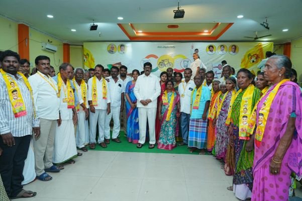 ​మంత్రి ఆనం సమక్షంలో పసుపు కండువా కప్పుకున్న బసవరాజుపాలెం వైసీపీ కుటుంబాలు