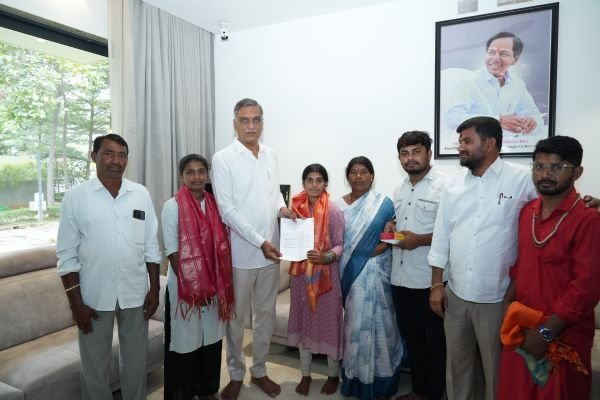 నీట్ లో సీటు సాధించిన పేద విద్యార్థులకు ఆర్థిక సహాయం అందజేసిన మాజీ మంత్రి హరీష్ రావు