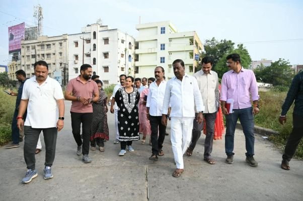 మేడ్చల్ సర్కిల్‌లో అభివృద్ధి పనులపై సిఎంసి కమిషనర్ సృజన క్షేత్రస్థాయి పరిశీలన