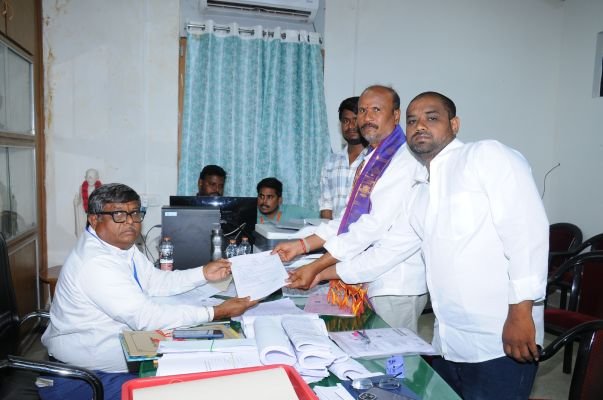 మేయర్ స్వతంత్ర అభ్యర్థిగా వెంకటేష్ వాల్మీకి నామినేషన్ దాఖలు..  భారీ జన సందోహం మధ్య నామినేషన్ సమర్పణ..   ఎన్నికల బరిలో స్వతంత్ర అభ్యర్థి వెంకటేష్ వాల్మీకి
