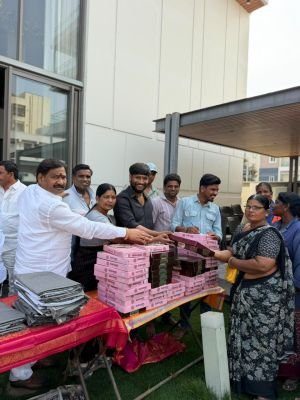 దసరా వేల గొప్ప మనసు చాటుకున్న..   నందారం నరసింహ గౌడ్   450 మంది కార్మికులకు దసరా కానుక