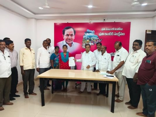 ముఖ్యమంత్రి సహాయ నిధి చెక్కు అందజేత  అనారోగ్యంతో బాధపడుతున్న నందినికి రూ.60 వేల ఆర్థిక సాయం
