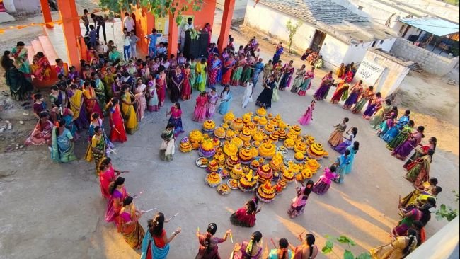 సర్పంచ్ వరప్రసాద్ రెడ్డి ఆధ్వర్యంలో బూరుగుపల్లిలో ఘనంగా బతుకమ్మ సంబరాలు