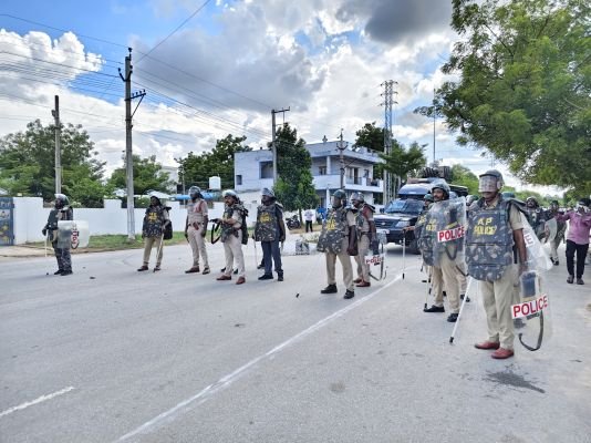 పులివెందుల హై టెన్షన్ పలువురు వైసీపీ నాయకులకు పోలీసులకు గాయాలు