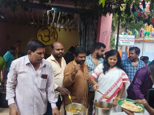 దేవి శరన్నవరాత్రి మహోత్సవాల్లో పాల్గొన్న డీసీసీ  అధ్యక్షురాలు తోట దేవి ప్రసన్న