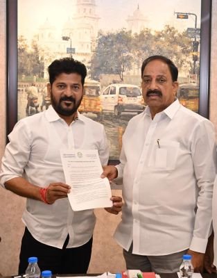 సీఎం రేవంత్ రెడ్డితో మంత్రి తుమ్మల కీలక భేటీ  - రైతు భూమికి భరోసా.. పంటకు రక్షణ   - సీతారామ కాలువలకు పైపులు..  - ఆయిల్‌పామ్ తోటల్లో కవర్డ్ కండక్టర్లు  - సీఎం రేవంత్‌రెడ్డికి మంత్రి తుమ్మల నాగేశ్వరరావు లేఖలు  --9,767 ఎకరాల భూమి ఆదా.. భూసేకరణ వ్యయంలో రూ.2,148.74 కోట్ల తగ్గింపునకు అవకాశం --జర్నలిస్టుల 