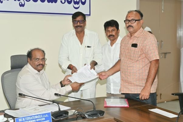 వైసిపి మేయర్ అభ్యర్థిగా నామినేషన్ వేసిన ఆనం విజయకుమార్ రెడ్డి 