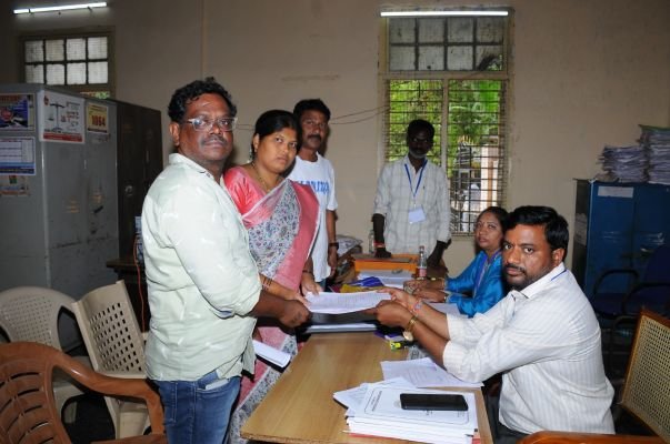 35వ డివిజన్ వైసీపీ అభ్యర్థిగా విక్టోరియా రాణి నామినేషన్ దాఖలు..  అనంతపురం నగరపాలక సంస్థ ఎన్నికల బరిలో వైఎస్సార్‌సీపీ అభ్యర్థి..