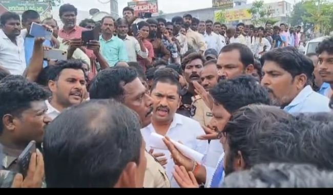 వైసీపీ నేతలు దౌర్జన్యం.