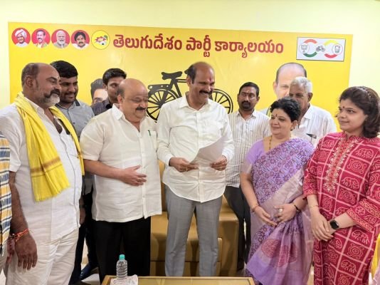 మంత్రి కొలుసు పార్థసారధి ని కలసిన మాగంటి బాబు దంపతులు