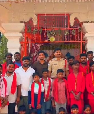 చింతల్‌గట్టులో దుర్గామాతను దర్శించుకున్న ఎస్‌ఐ నరేష్