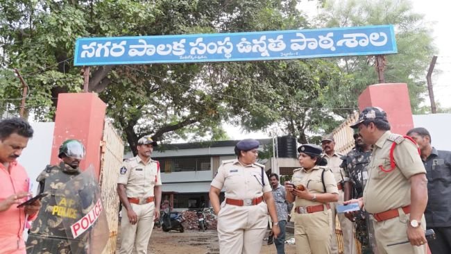 నామినేషన్ కేంద్రాలు, డిస్ట్రిబ్యూషన్ సెంటర్, స్ట్రాంగ్ రూమ్, కౌంటింగ్ కేంద్రాలను పరిశీలించిన ఎస్పీ డా. అజిత వేజెండ్ల