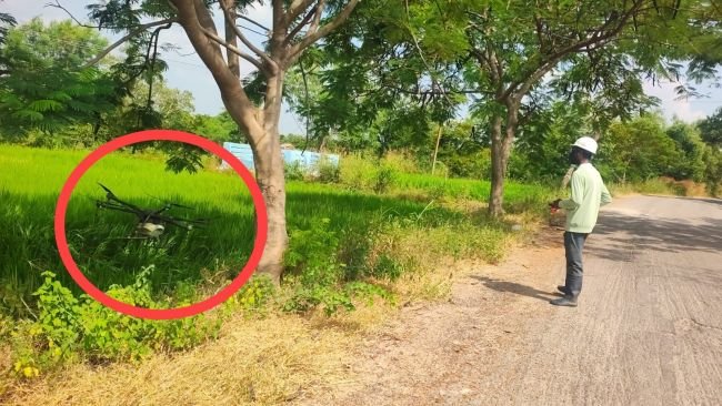వ్యవసాయంలో టెక్నాలజీ జోరు... డ్రోన్ తో మందుల పిచికారి  ఆధునిక వ్యవసాయ పద్ధతులతో జంగంపేట రైతుల ముందడుగు