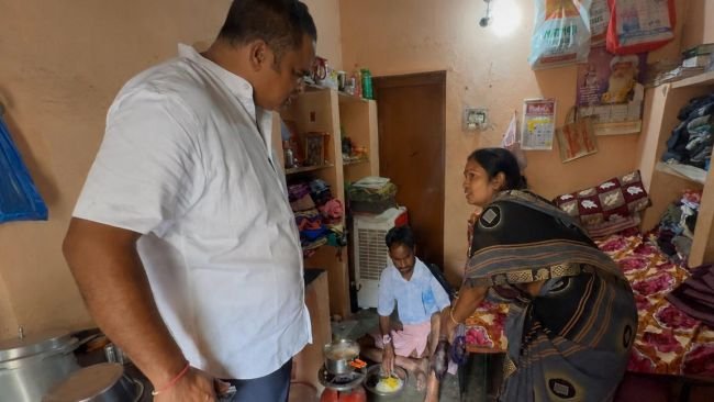 ప్రమాదంలో గాయపడ్డ కార్మికుడికి అండగా బిజెపి నేత   రూ.5 వేల సహాయం.. బాధితుడిని ఆసుపత్రికి తరలించిన కేజేఆర్ ఆనంద్ కృష్ణారెడ్డి