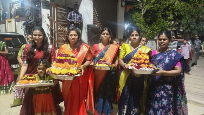 12వ వార్డులో అంగరంగ వైభవంగా సద్దుల బతుకమ్మ వేడుకలు*    *వేడుకల్లో పాల్గొన్న కౌన్సిలర్   పులిమామిడి మమత రాజు మరియు వార్డు మహిళలు