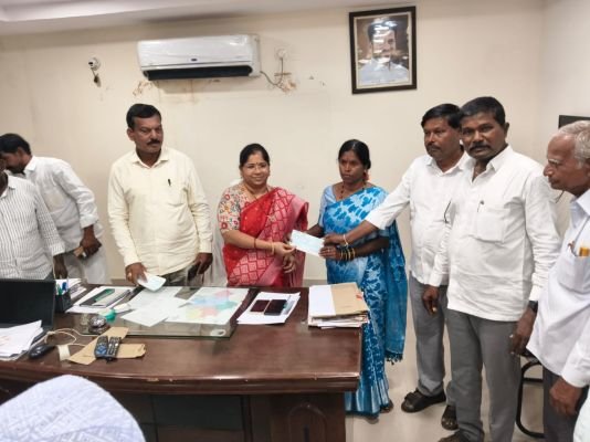 దుద్యాల్‌లో భూములు కోల్పోతున్న 102 మంది రైతులకు పరిహార చెక్కులు అందజేత