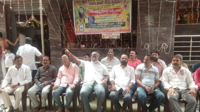 హనుమాన్ దేవాలయానికి వెళ్లే దారికి తాళం -కామన్ స్థలాన్ని కబ్జా చేసేందుకు యత్నిస్తున్నారని ఆరోపణ.