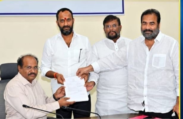 కూటమి అభ్యర్థిగా నామినేషన్ వేసిన రూప్ కుమార్ యాదవ్ 