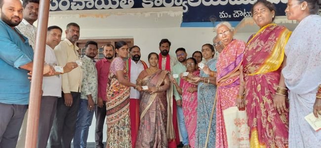 పీపల్‌ పహాడ్‌లో స్మార్ట్‌ రేషన్‌ కార్డుల పంపిణీ
