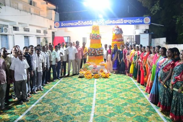 -టీఎన్జీవోస్ యూనియన్ ఖమ్మం జిల్లా ఆధ్వర్యంలో ఘనంగా బతుకమ్మ సంబురాలు  ---భారీ బతుకమ్మల తో ప్రత్యేక ఆకర్షణ.. మహిళా ఉద్యోగుల కోలాటాలు, నృత్యాలతో సందడిగా మారిన యూనియన్ కార్యాలయం  ---వెన్న ముద్దల బతుకమ్మ సందర్భంగా భక్తిశ్రద్ధలతో గౌరీదేవికి పూజలు.. సంప్రదాయబద్ధంగా ప్రత్యేక నైవేద్యాలు