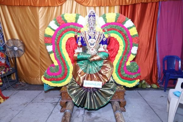 శ్రీమహాలక్ష్మీదేవి అలంకరణలో గంగమ్మ
