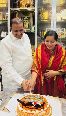 డీసీసీ కార్యదర్శి శిరీష సత్తూరు జన్మదిన వేడుకలు  కేక్ కట్ చేయించి శుభాకాంక్షలు తెలిపిన పిఎసి చైర్మన్ ఆరికపూడి గాంధీ