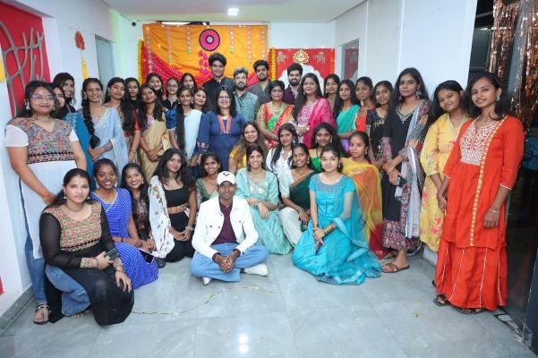 ఘనంగా నవరాత్రి వేడుకలు- తార్నాక లఖోటియా కాలేజ్ ఆఫ్ డిజైన్‌ లో కార్నివాల్ 