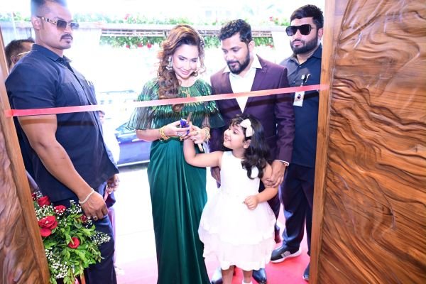నగరంలో నీలోఫర్ మూడో స్టోర్ షురూ.. - ఎంపీ అసదుద్దీన్ ఒవైసీ చేతుల మీదుగా నీలూఫర్ స్టోర్ ప్రారంభం