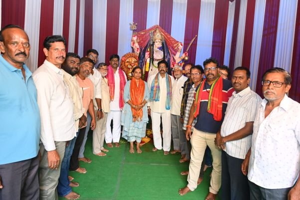  హయత్‌నగర్‌లో శరన్నవరాత్రి వేడుకలు: అమ్మవారిని దర్శించుకున్న మాజీ కార్పొరేటర్ కళ్లెం నవజీవన్ రెడ్డి.. భక్తులకు అన్నప్రసాద వితరణ!