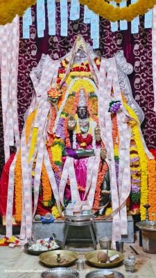 మహాలక్ష్మీ అలంకారంలో శ్రీ వాసవీ అమ్మవారు.. లక్ష పుష్పార్చన