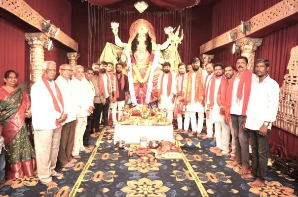  చందానగర్ దుర్గాభవాని అమ్మవారికి  రవికుమార్ యాదవ్ ప్రత్యేక పూజలు