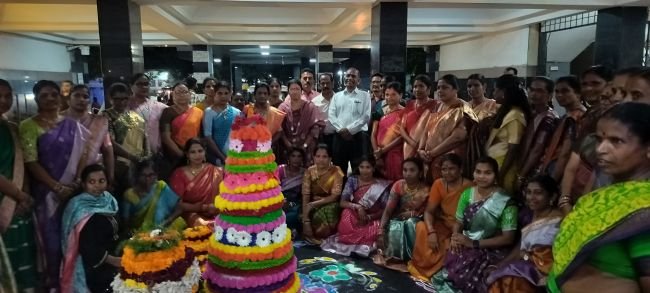 కరీంనగర్ బస్ స్టేషన్ ఆవరణలో ఘనంగా బతుకమ్మ పండుగ వేడుకలు