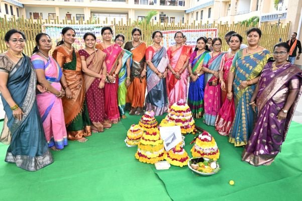 జిల్లా కలెక్టరేట్‌లో ఘనంగా బతుకమ్మ సంబరాలు