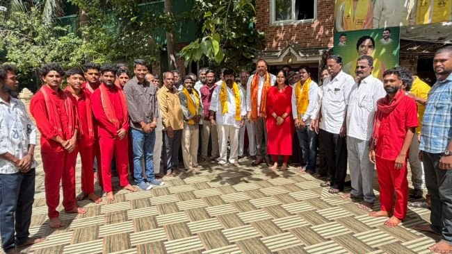 వైసీపీని వీడి  100 కుటుంబాలు చిన్న శ్రీను  సిరమ్మ  సమక్షంలో టీడీపీ లో చేరిక