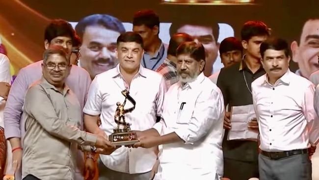 డా. పొన్నం రవిచంద్రకు జ్ఞాపిక అందజేసిన డిప్యూటీ సీఎం భట్టి