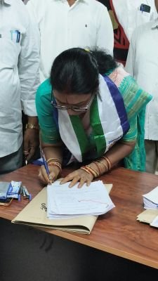 వైయస్సార్ కాంగ్రెస్ పార్టీ బలపరిచిన అభ్యర్థి శ్రీమతి తూముల అచ్చుతవల్లి