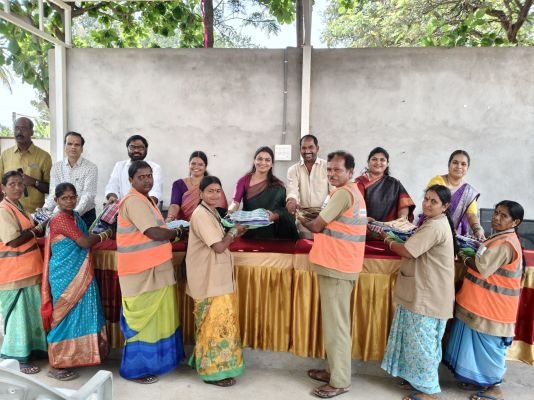 పారిశుద్ధ్య కార్మికులకు దసరా కానుక పంపిణీ చేసిన చైర్పర్సన్ శిరీష కృష్ణారెడ్డి