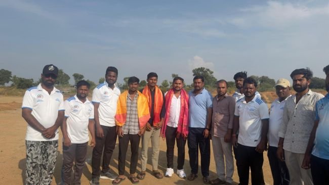 ఖాజీపూర్ యువకులకు టీ షర్టుల  అందజేసిన నార్యా నాయక్