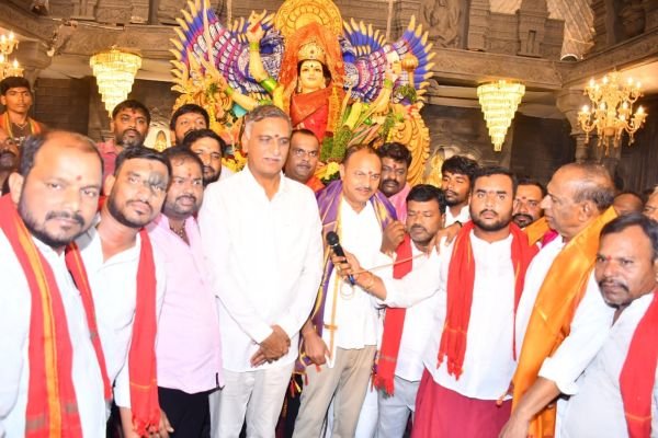 బతుకమ్మకు రాష్ట్ర పండుగ హోదా కల్పించిన ఘనత బీఆర్‌ఎస్‌దే: హరీశ్‌రావు