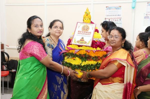ప్రకృతి ఆరాధనకు ప్రతీక బతుకమ్మ.. మేడ్చల్ కలెక్టరేట్‌లో ఘనంగా సంబరాలు