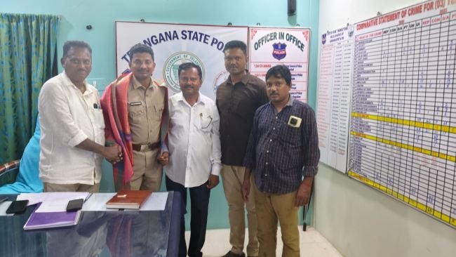 నూతన ఎస్సై సాయి కిషోర్ రెడ్డిని మర్యాదపూర్వకంగా కలిసిన కాంగ్రెస్ నాయకులు