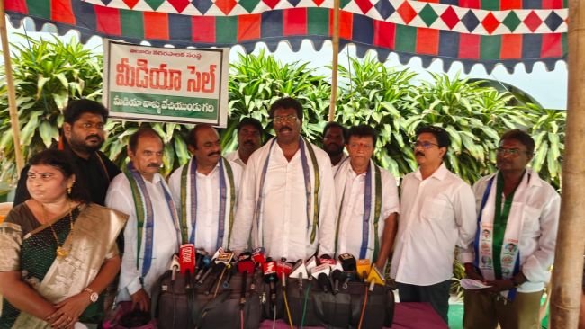 వైసీపీ మేయర్ అభ్యర్థి గంటా మోహన్ రావు నామినేషన్ దాఖలు 