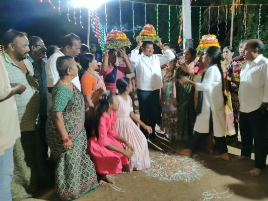 *ఆడపడుచులతో కలిసి సంబరాల్లో పాల్గొన్న ఎమ్మెల్యే జారె