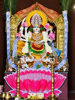 లక్ష్మీదేవిగా దర్శనమిచ్చిన జగదాంబ మాత