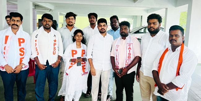 మా మద్దతు రమేష్ గౌడన్నకే..  - అనంతపురం అభివృద్ధి వైసిపి మేయర్ అభ్యర్థి రమేష్ గౌడ్‌తోనే సాధ్యం  - మీడియాతో ఐక్య విద్యార్థి సంఘాల నేతలు 