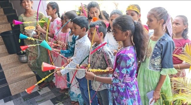 దసరా సంస్కృతిని చాటుతున్న కొత్తపల్లి విద్యార్థులు