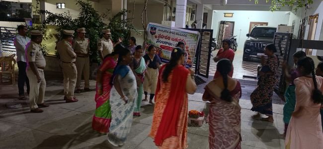 బతుకమ్మ తెలంగాణ సంస్కృతి, సంప్రదాయాలకు ప్రతీక: కీసర సీఐ ఎలక్షన్ రెడ్డి