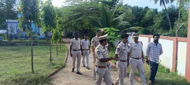 దంత పోలింగ్ కేంద్రాన్ని పరిశీలించిన ఎస్పీ 