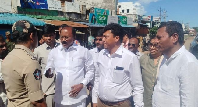 మాజీ మంత్రి సీదిరి అప్పలరాజును అడ్డుకున్న పోలీసులు.